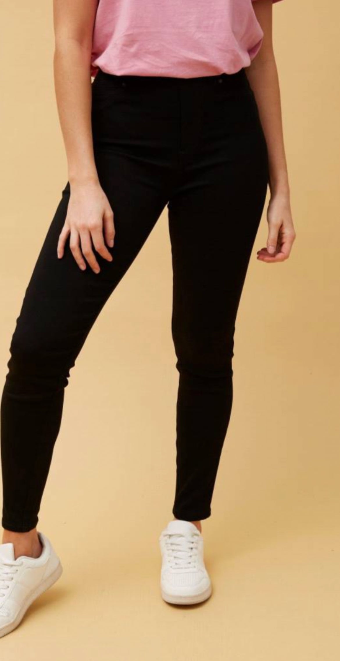 black fitting jeans 