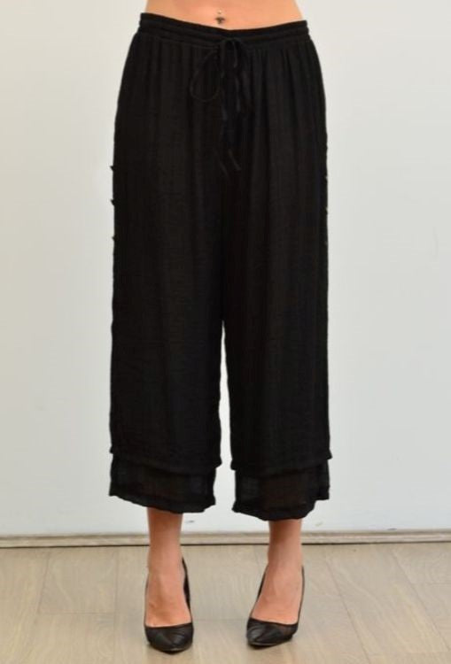 3/4 length loose capri trousers with drawstring on waist in black color
